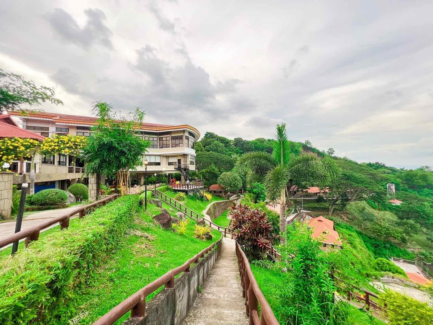 Sol Y Viento Mountain Hot Springs Resort